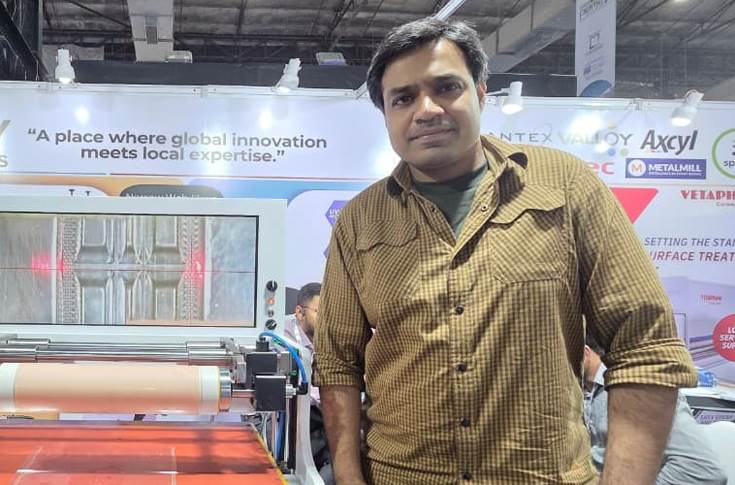 Pivot introduces upside-down plate-mounting machine at Pamex