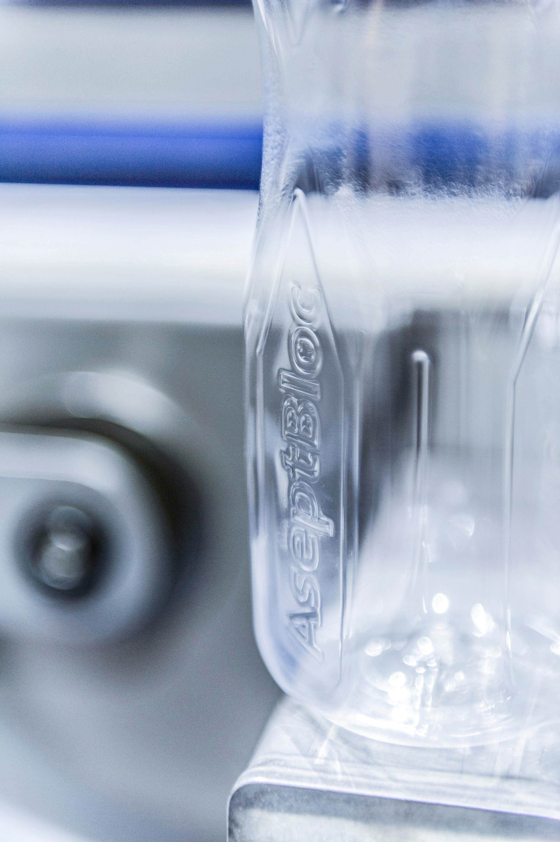 Packaging specialist Krones has considerably reduced the material usage and weight of its extra-light PET bottles. (Photo: Krones)