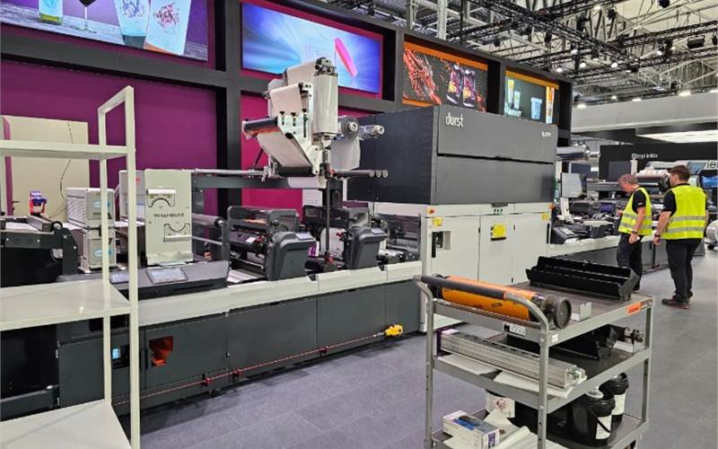 Durst highlights its Tau digital press platform with automation, workflow and colour consistency, supporting short runs, premium applications and hybrid Omet collaboration