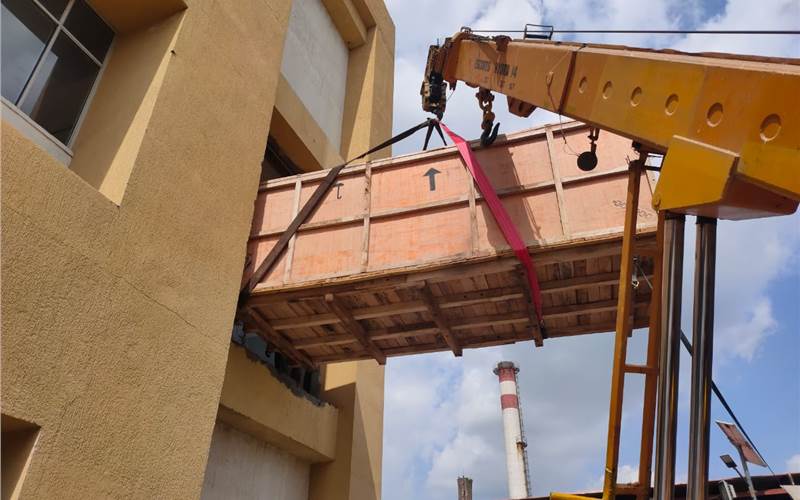 Arihant had to create an entry point for the boxes to be shifted to the first floor. Here you can see one of the boxes making to its site of installation. Subsequently, the opening specially made as a passage for the consignments to be brought in, has been shuttered