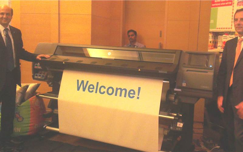 Puneet Chadha (l) and Gido van Praag (r) unveil the Latex 360