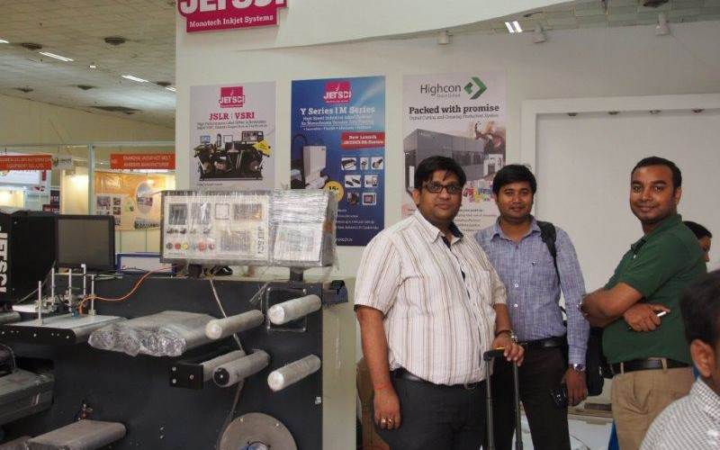 Akash Kumar(r) and the Monotech team with the Jetsci industrial inkjet system for monochrome variable data printing.