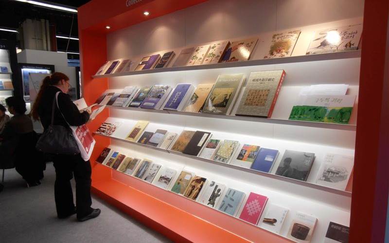 A visitor browsing through the beautiful books displayed at the Korean Collective Stand.