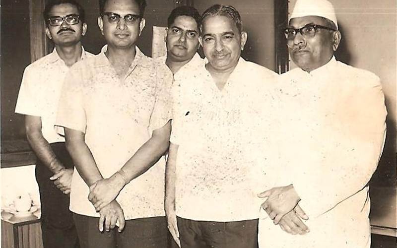 Swifts was an OEM supplier for
          Premier Automobiles (PAL). In the picture is PAL's then chairman Seth Lalchand Hirachand Doshi (r) with the Swifts team