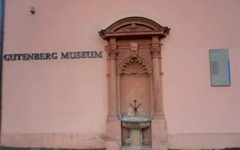 To help launch the museum, a number of publishers, manufacturers of printing machines and printing houses donated books, apparatus and machines. All these objects formed the initial collection.