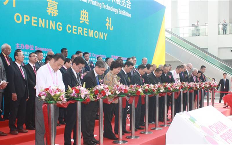 China Print 2017 drew a large contingent of visitors, mostly from Asia. Some were there to buy and others were there to browse the latest technology introduced at the show. The ninth edition of the show, held in New China International Exhibition Center in Beijing, was filled with 1,300 exhibitors and by the end of the fifth day, saw 2,05,039 visitor footfalls. The Indian contingent though was conspicuously small compared to the last edition. The figure put by those in the know was around 150. However, there were quite a few sales bookings made by Indian print companies, which were announced at the show
