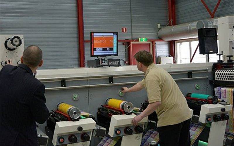 Here the press is being started. The operator is setting the lateral and circumferencial register using the iControl, one of the six unique features.