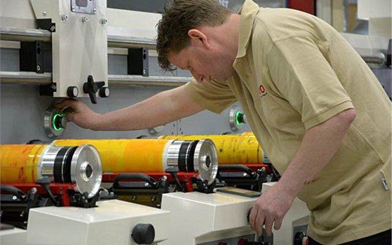 The iControl is calibrated electronic setting knob, which pre-registers the job and can be fine-tuned by allowing the operator to have a feel of the knob.