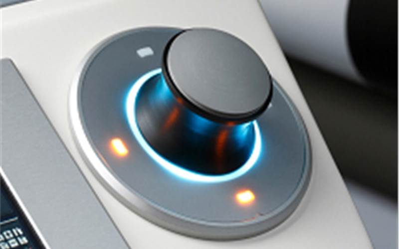 iControl with unit status indicator light ring: by the colour operator knows status of each unit. Lights outside the ring indicate print register status. Cyan indicates - unit on/off; magenta – jog, yellow - idle; green - run and red - failure.