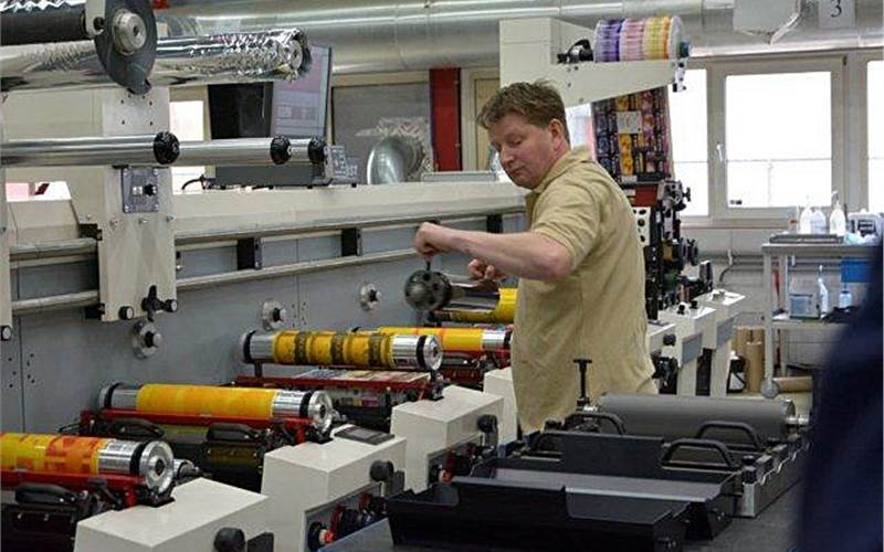 The print unit has quick lock doctor blade and anilox with handles. This allows for quickest colour change on a print unit.