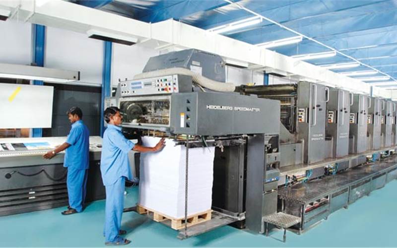 The SM-102/8 can print both eight-colours and four/four-colours in a single pass