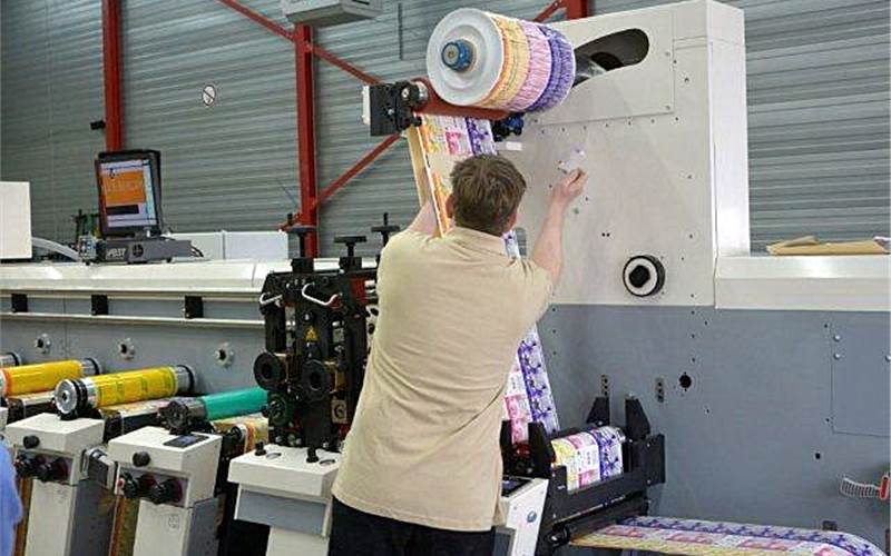 Note the space in the iStrip matrix. As the roll diameter expands, the shaft moves away allowing a free rolling.