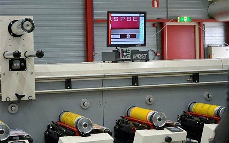 The rail system. It’s standard on all EB press. It allows for cold foil, web-turn, multi-layer units to be taken to any possible for operation within one to two minutes.