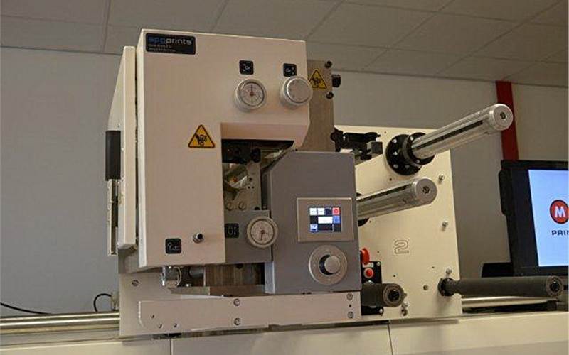 Rotary screen unit on the rail. It can become an additional colour when put to use. It also has a cold foil unit.