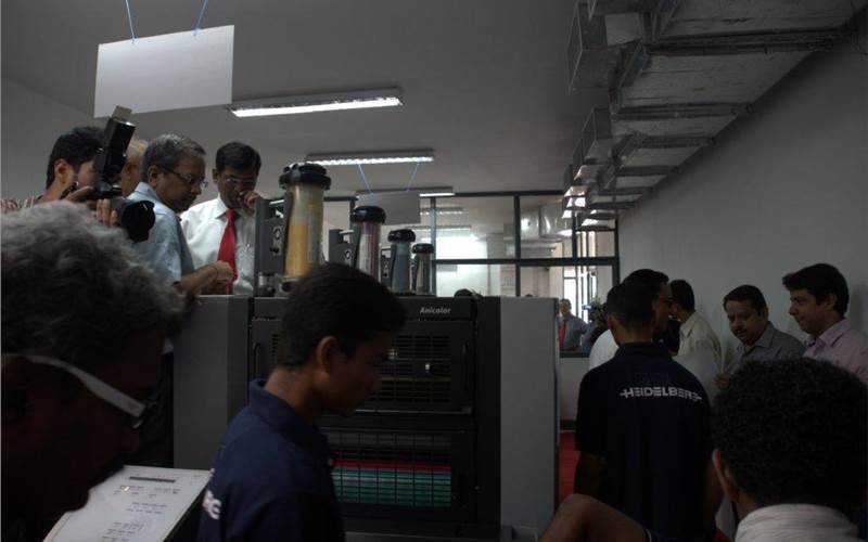 The Anicolor installed at Prakash Offset seems to be poised to handle the medium run print jobs such as those with quantities ranging from 100 sheets onwards