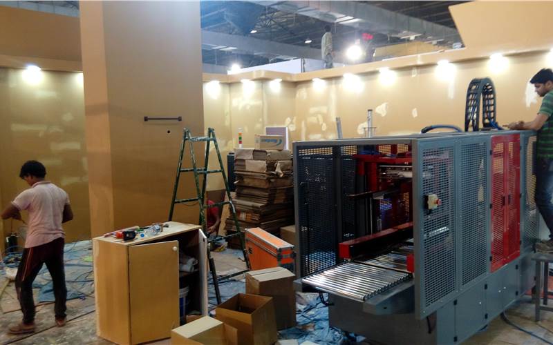 Welbound Worldwide is demonstrating a hotmelt glue case sealing machine