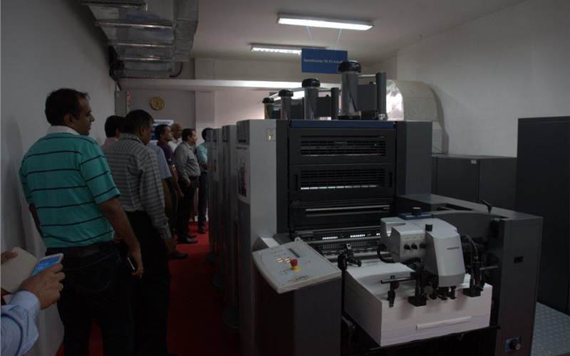 In a shift of eight hours this new press churns out more than 40 jobs irrespective
of the sheet size and the substrate