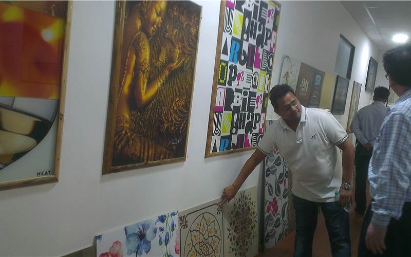 The Acuity Advance can handle a maximum thickness of 50.8mm in rigid media with image quality equivalent to 1,200dpi resolution or higher. In the picture, Hitesh Shah of BBDO India, takes a closer look at a print on ceramic