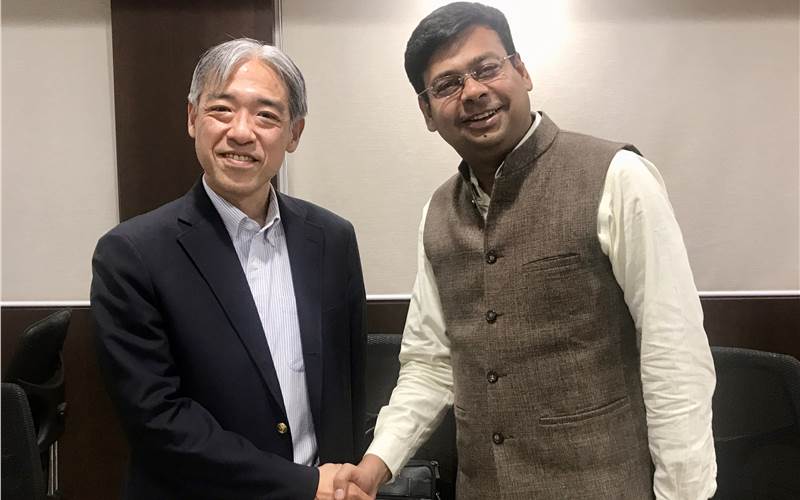(l-r) Yosuke Hayakawa of Komori and Ajay Aggarwal of Insight