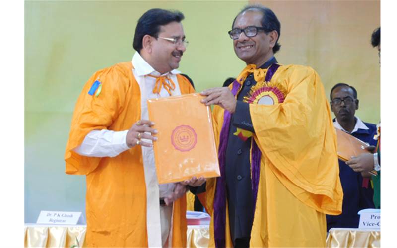 (l) Dr Akshay Joshi was conferred with a PhD degree