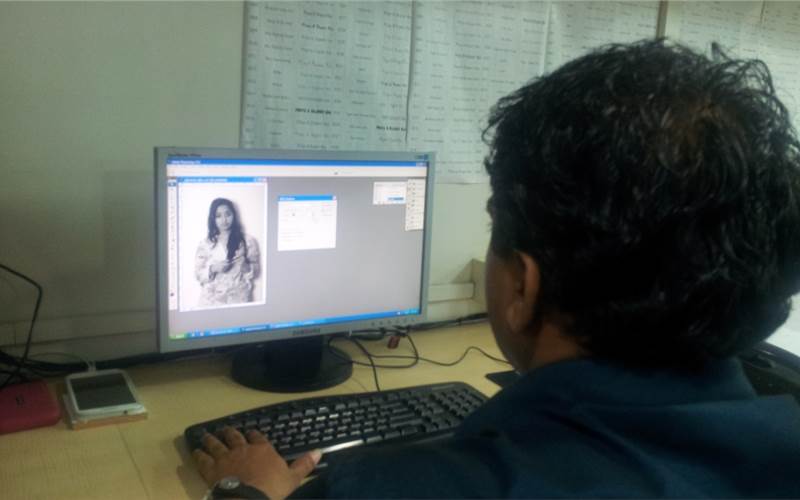 The We The Production People team got their photos shot at the beginning of the Print Yatra. The idea, conceptualised by Hemant Randive, was to give each of the attendee a personalised print when they exit Mazda.