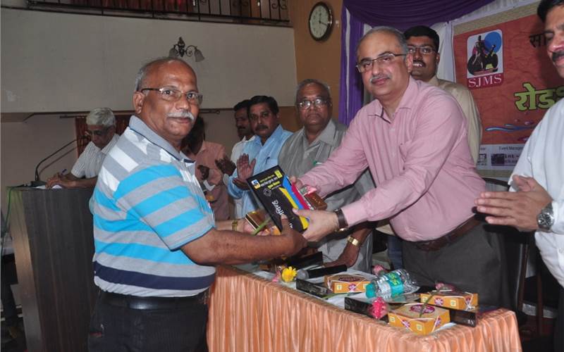 On 27 October at Satara, Tushar Dhote handing over a souvenir to one of the member during the roadshow