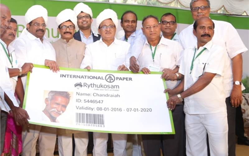 Rampraveen Swaminanth, CMD, IP-APPM, and Murali Mohan, MP, Rajahmundry during the launch of the Rythukosam Smart Card for farmers