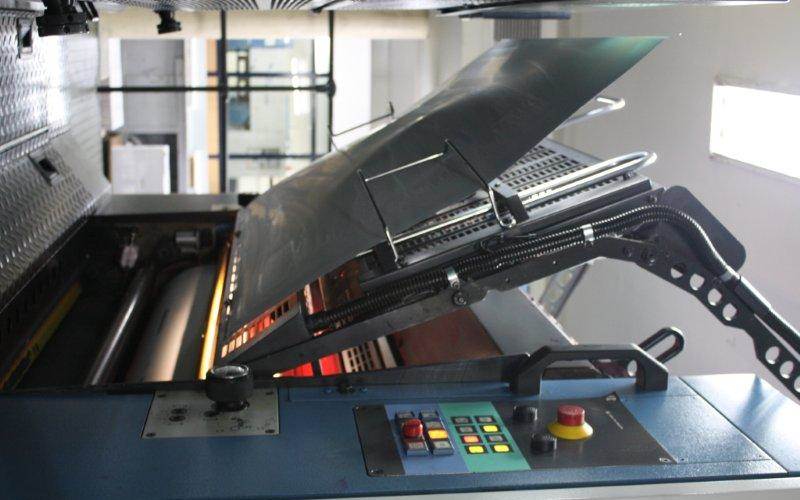 The press at Replika is equipped with an auto-plate loader