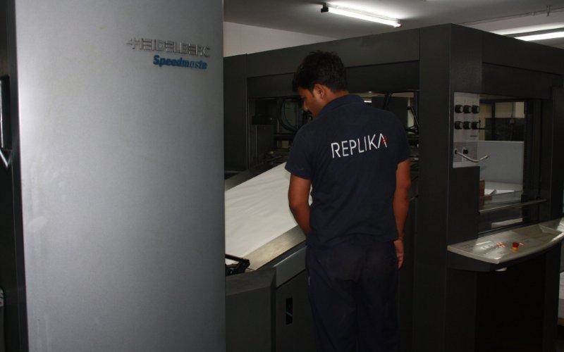 The press operator monitoring the supply of sheets from feeder to the printing unit