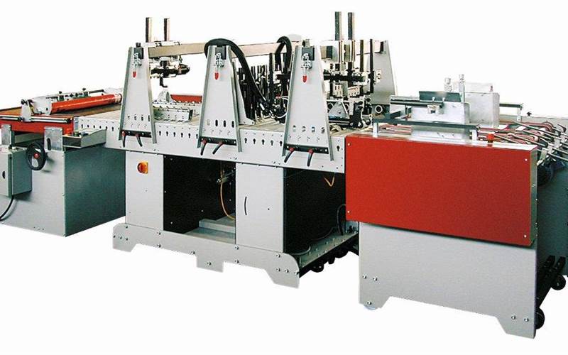 The Petratto Metro multi-utility folder-gluer series got its official Indian launch in 2012 during PrintPack by Redlands. However, it received an early launch in Dubai by the principals, Afra International FZC.
The company claims that it can give you anything from a crash lock box to a capacity pocket folder to an envelope of any size on the same machine. “One machine, infinite possibilities” is the key word.
