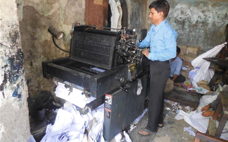 Ibraar, who looks after overall work at the press, says, “No one looks at the rate at which the loan is given by the bank. There is no financial support from the customers and the bank. There should be a system made by the government and should be followed by all.”