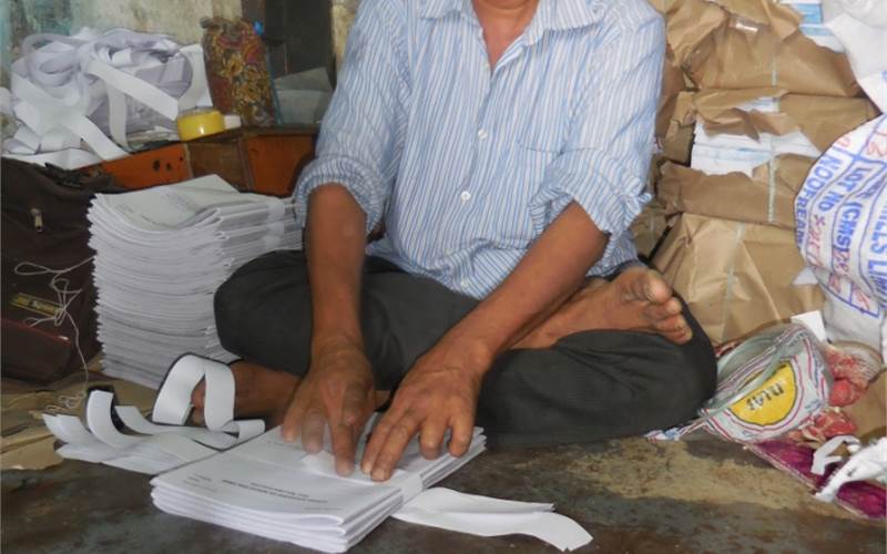 Sarfaraaz, handling all the packing work at the press, said, “Print is the same as it was in 1997, the rate and cost of margin in print industry has come down. There is a growth in IT, mobile and other digital mediums and this has only made our working process smoother, but the rate of returns has become very thin. There are clients who still want to execute work at old rates.”