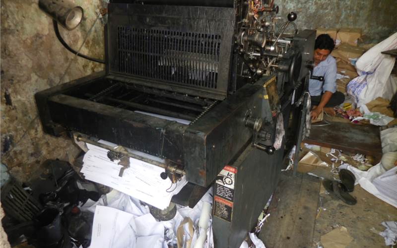 In 1997, Kalim with his family’s assistance bought a new single-colour offset, black and white printing machine at the cost of Rs 4-lakh. The size of the mini offset press is 14x18inch