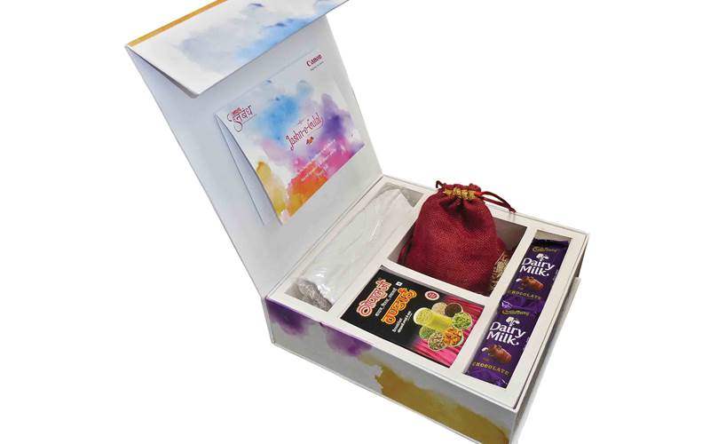For everyone Holi means colours, sweets, drinks and fun. The Jashn-e-gulal pack from Canon had something for everyone to celebrate Holi in style. The rigid box pack came packed with goodies such as chocolates, an organic gulal, a pack of thandai, t-shirt and a music CD with the latest bollywood chart busters. Jealous?