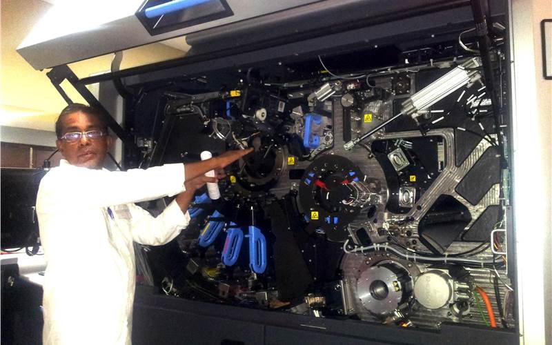 Mazda's print man, Noor Ansari, walked the students through the built and operation of the 10000. The 10000 can print 4000 sheets in an hour and can print 30-40,000 prints per day