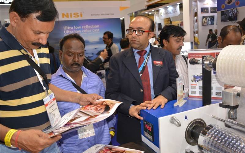 Delhi-based Daya has some nifty products for the photo finishing. Lot of finishing, in terms of lamination, gloss, super gloss, matt, 3D, velvet, silky, is required to protect digital prints