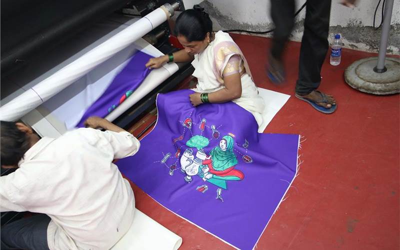 The vendors including printer Shyam Mahindrakar and workshop seat vendor Ravpreet Bhasin also enter at this stage. Talking about Mahindrakar especially, Avlani says that he has really added a lot of value to the project