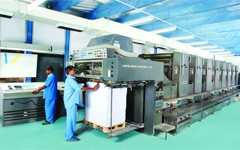 The SM-102/8 can print both eight colours and four/four colours in a single pass.