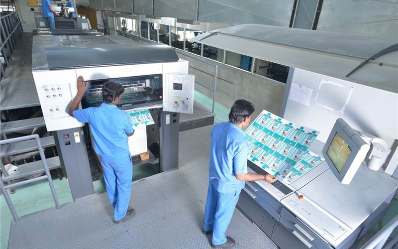 Most of the machines are equipped with auto-plate changers and CIP4.