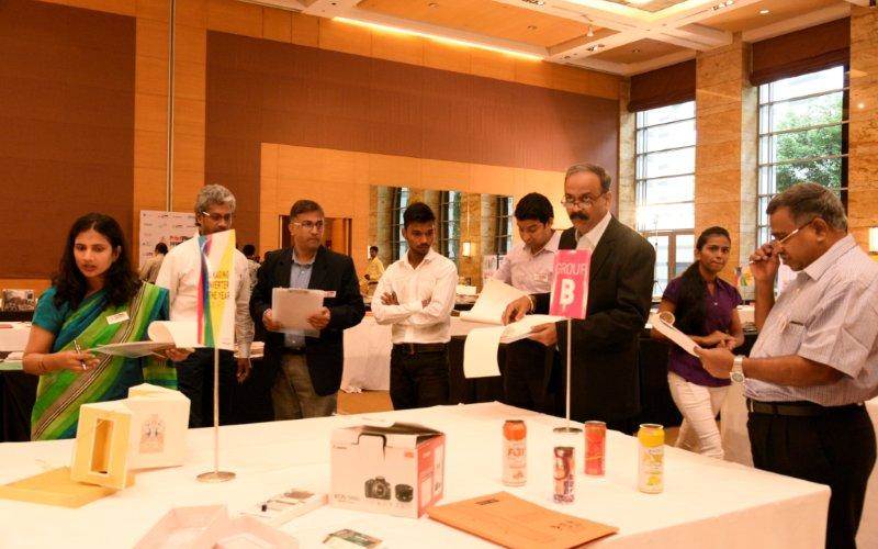 Noel D'cunha, managing editor, supervises the jury members of Group B (Creative Repro, Labels, Packaging and Screen Printer)