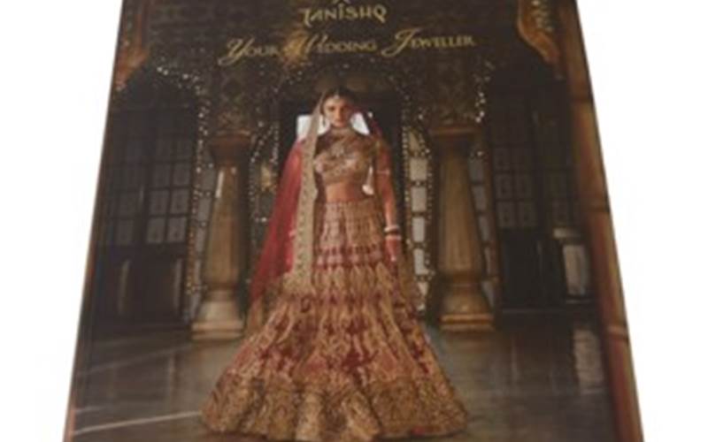 VISHWAKALA PRINTERS | Tanishq - Your Wedding Jeweller Length of run: 250Art: Cover page: CMYK + Pantone two pass, inner pages: CMYK single pass Pre-Press: Apogee workflow, Kodak Trendsetter 400 systemPress: Heidelberg XL 75 (four colour + online coating with IR dryer), Heidelberg SX 52 (four colour + online coating with IR dryer)Post-Press: Single side gumming for gate fold, inserts gathering and tying with gold tassel, matt lamination, hot foil stamping, section sewing and perfect bindingPaper: Hard case pasted sheet, 170gsm imported art paper for inner pages, Natural Evolution White paper for gate fold (200gsm) and pouch (145gsm), and Natural Evolution White board  for inserts (280gsm)