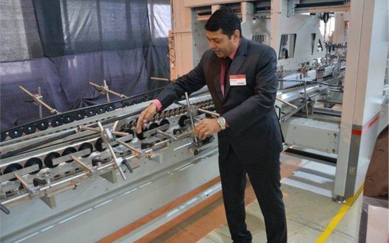 Sachin Patil of Bobst explains the transverse folding of lock-bottom boxes on the Lila II. The uniqueness in Lila II 145 is its 5m long folding area which ensures precise folding and creasing of the corrugated boxes