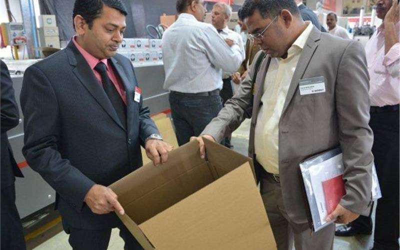 A final RSC box delivered by the Lila. The machine uses HHS gluing machine to eliminate stapling in the corrugated boxes, an innovation from Bobst