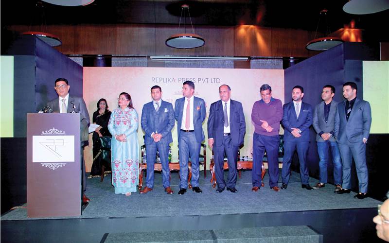 Bhuvnesh Seth of Replika delivering the vote of thanks for which he invited the extended Seth family on the stage