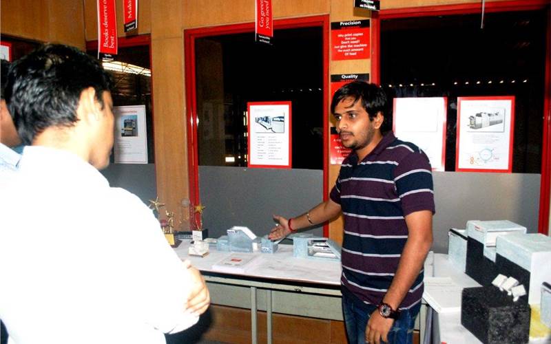 The digital stall showcased working of IBM Infoprint and Kodak Prosper 1000 inkjet press. Hrishikesh from digital division explained difference between toner-based and inkjet process. Lesson learnt: Arial serif fonts tend to fill up on toner-based presses, hence should be avoided