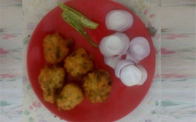 The signature dish of Ahmedabad. We bought some daal-wada "khiru" from Ambica daal-wada centre (Commerce college six roads). PrintWeek India verdict: Yummy!