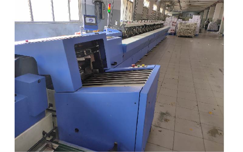 The book stacker unit is attached to the end of the gathering line. The gathered signatures are stacked in a zig-zag fashion, which is then taken out for offline processes like thread sewing